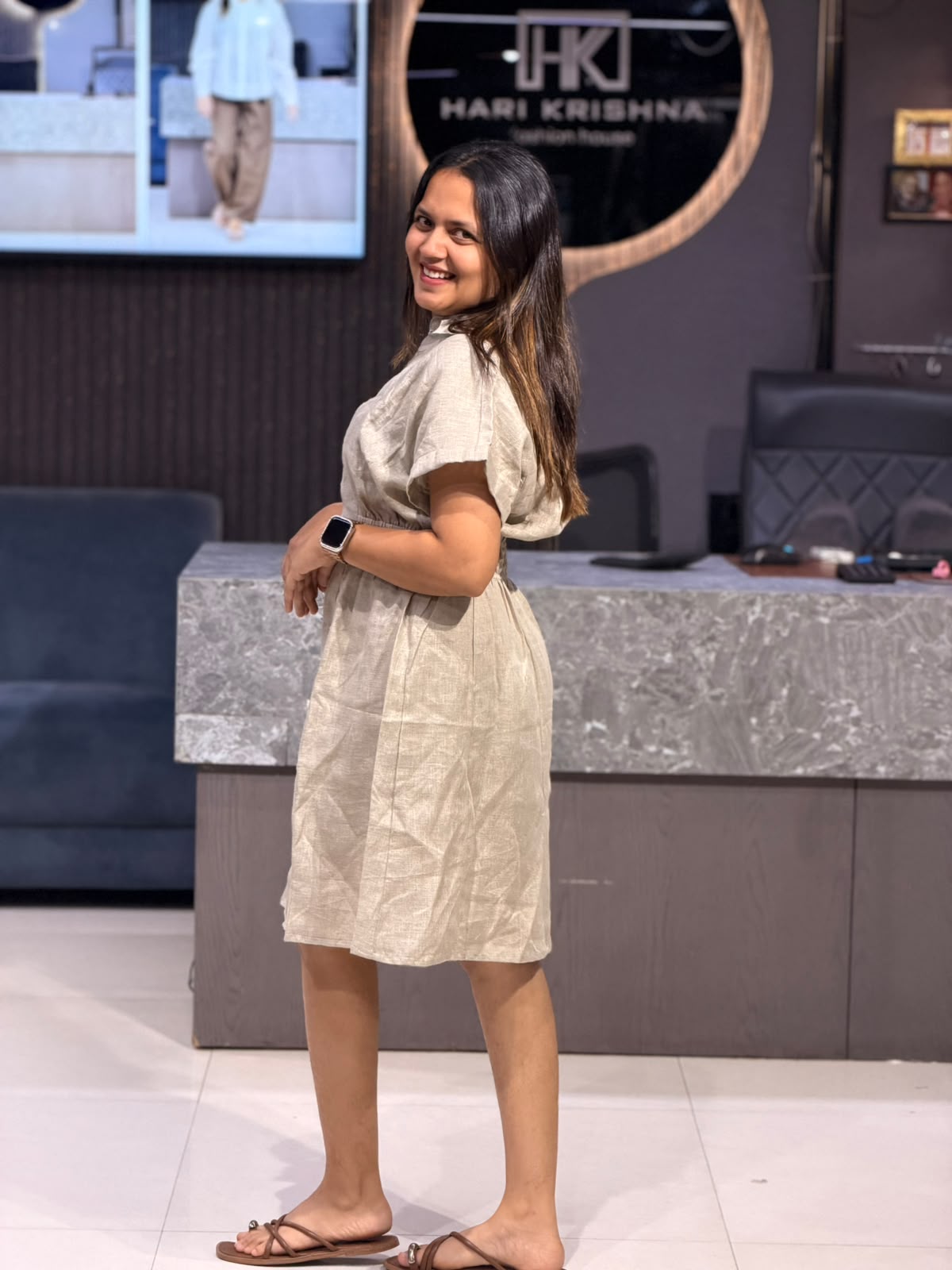 ELEGANT COLLARED BUTTON-DOWN SHORT MIDI DRESS